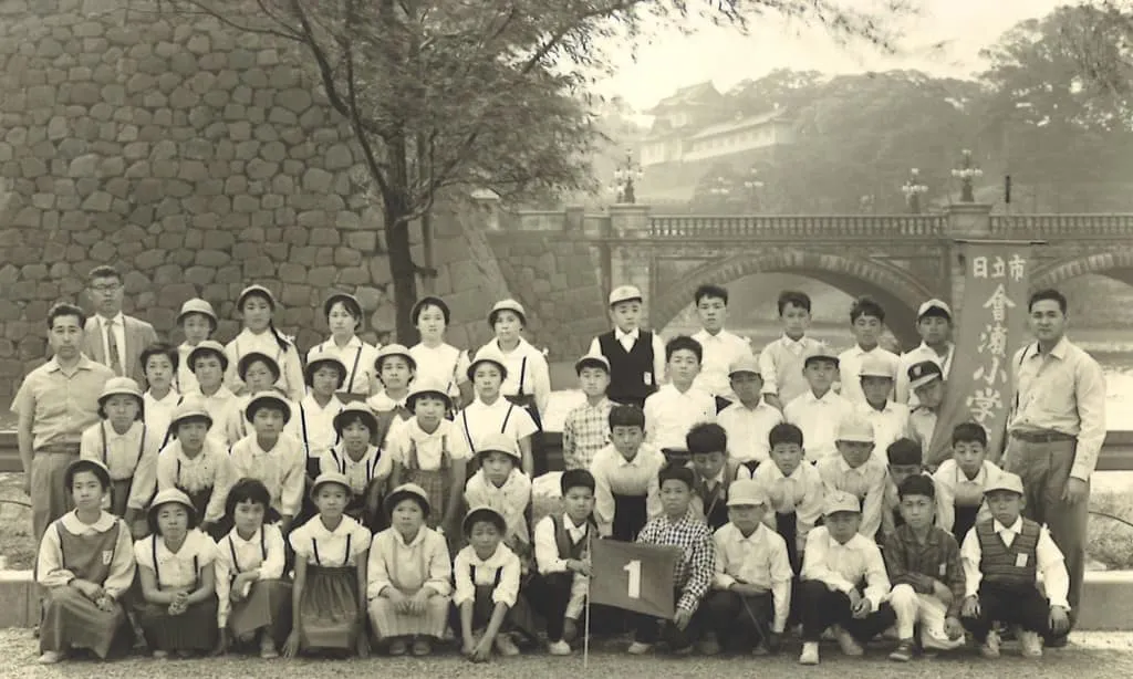 School trip to the Imperial Palace 

Center of the back row, with teacher Yoichi Numata on the far right
