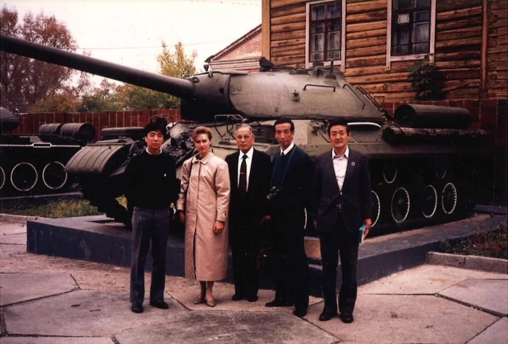 Visiting Vladivostok, Soviet Union, after it was first opened to foreigners. (From left) TBS reporter Kawamoto, (one person away) Director-General of the Ministry of Defense, and Asahi Shimbun reporter Taoka