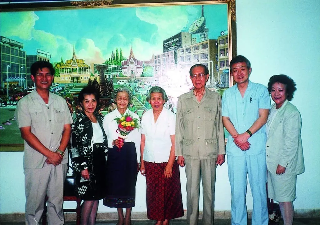 Yukika Sohma, Chairperson of the Association for Aid and Relief (third from left), with Prime Minister Son Sann of Cambodia and his wife (center)