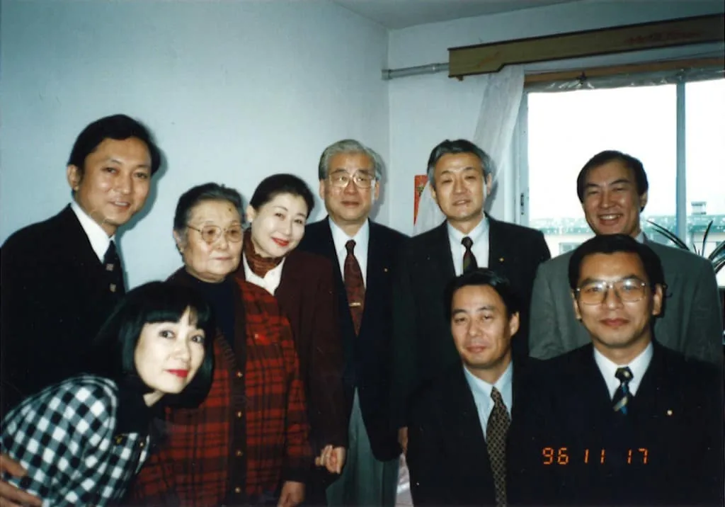 1996 The first overseas delegation of the newly formed Democratic Party visiting foster parents of Japanese orphans left in China (third from left). (Front row from left) Mrs. Hatoyama, Banri Kaieda, Akihiro Ohata; (Back row from left) Yukio Hatoyama, Tomiko Okazaki, Sadao Yamahana, Fujita, Yukio Ubukata (Dalian, China)