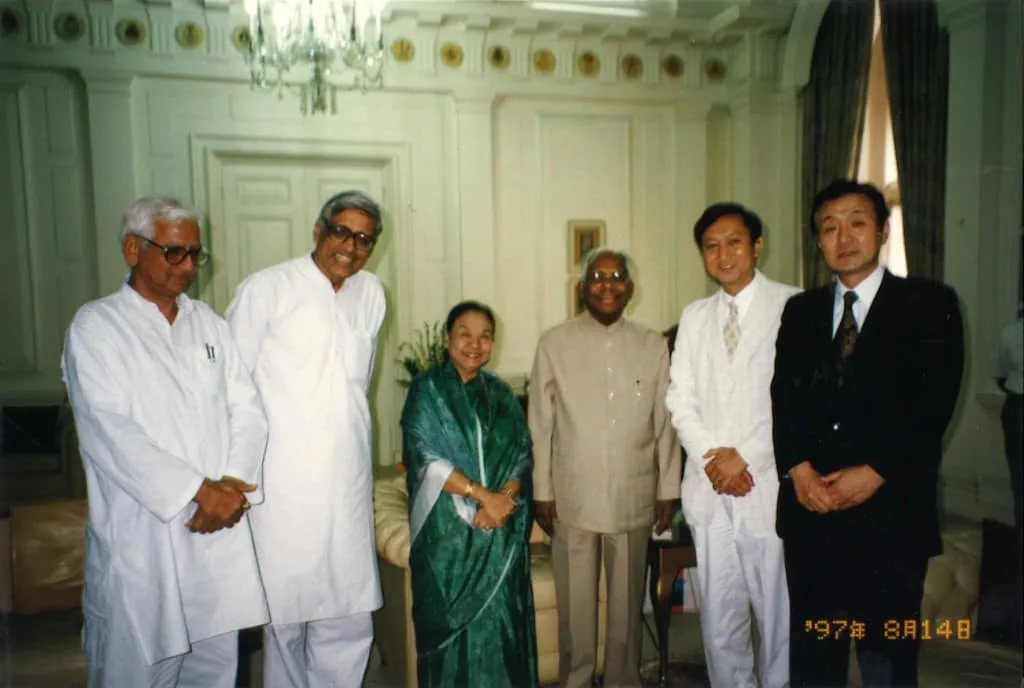 1997 President Narayanan of India and his wife (center) with (from right) Fujita, Yukio Hatoyama, and former Senator Rajmohan Gandhi (grandson of Mahatma Gandhi) (Delhi, India)
