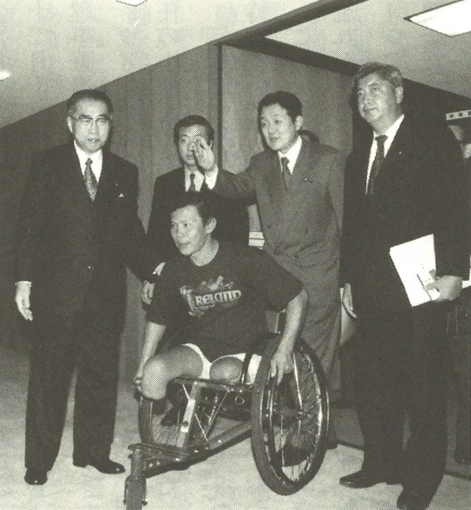 1997 Making a request to Foreign Minister Keizo Obuchi with Jody Williams To visit Foreign Minister Keizo Obuchi with the Nobel Peace Prize-winning 'International Campaign to Ban Landmines'. On my right is Defense Minister Gen Nakatani, and on my left is former Minister of Education, Culture, Sports, Science and Technology Kenji Kosaka