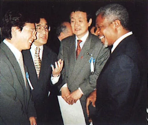 1997 With singer Shinichi Mori (left) and UN Secretary-General Kofi Annan (right)