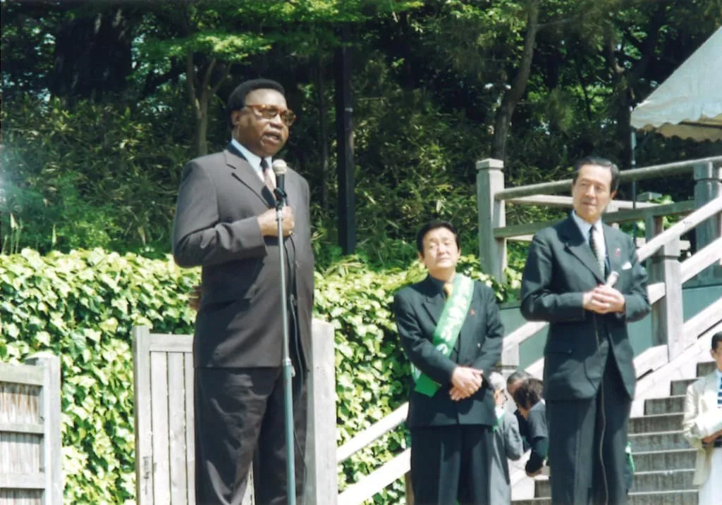 2003 The Mozambican Ambassador to Japan (left) expressing gratitude for the 'Send Blankets to Africa Movement' and former Ambassador to Nigeria Yasushi Kurokochi (right) (at Asukayama, Tokyo)