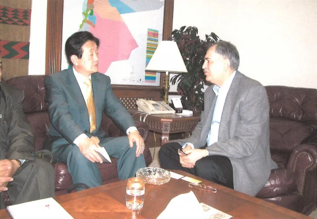 April 2004 Receiving support from Jordan's Minister of Interior Zuhdi Abu Sadrazat Al-Hassan for rescue support activities during the Japanese hostage incident in Iraq