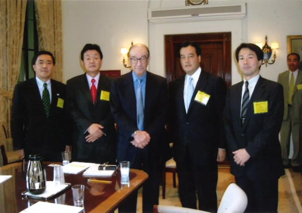 2004 With Federal Reserve Board (FRB) Chairman Greenspan (center) and (from left)s Akihisa Nagashima, Fujita, Katsuya Okada, and Kohei Otsuka
