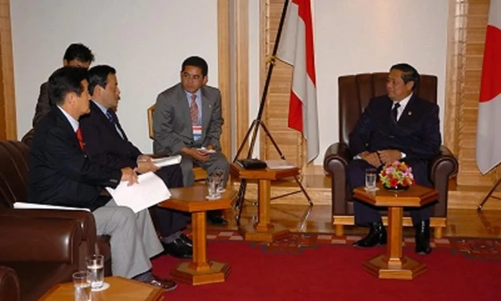 2005 Discussing Sumatra offshore tsunami support with Indonesian President Yudhoyono. On my right is Representative Katsuya Okada