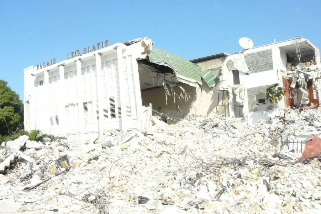 2010 Visiting Haiti as the leader of the Haiti Earthquake Support Team (Haiti Parliament)