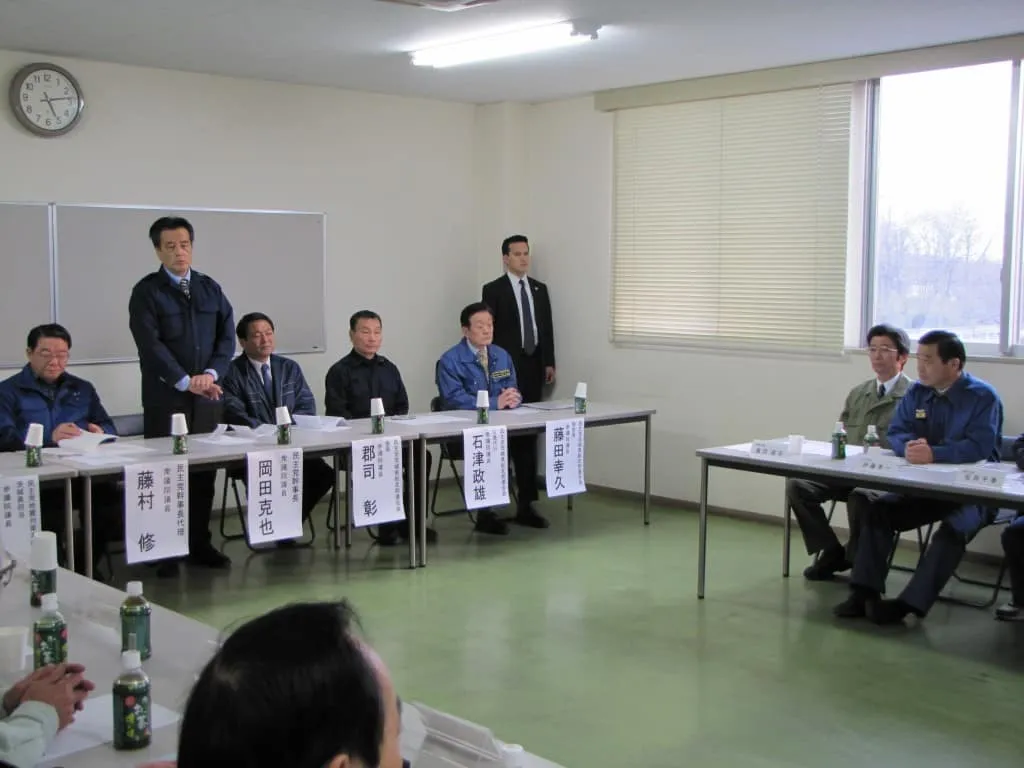 A Democratic Party survey team led by Secretary General Katsuya Okada visited Ibaraki Prefecture to inspect the damage from the Great Earthquake and to hear requests from those involved