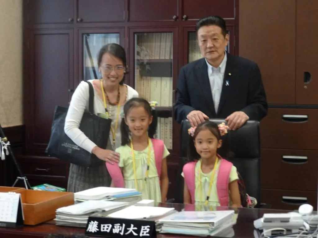 2012 With children in the Senior Vice Minister of Finance's office during 'Kids' Kasumigaseki Day'