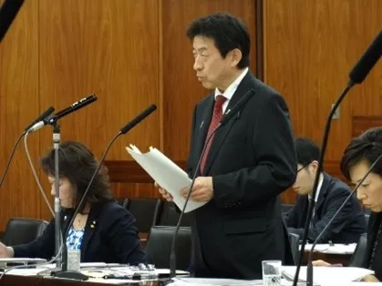 Making a request to Minister of Health, Labour and Welfare Yasuhisa Shiozaki