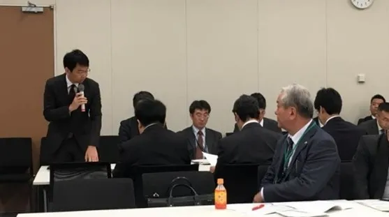 Making a request to Director Miyamoto of the Small and Medium Enterprise Agency (left)