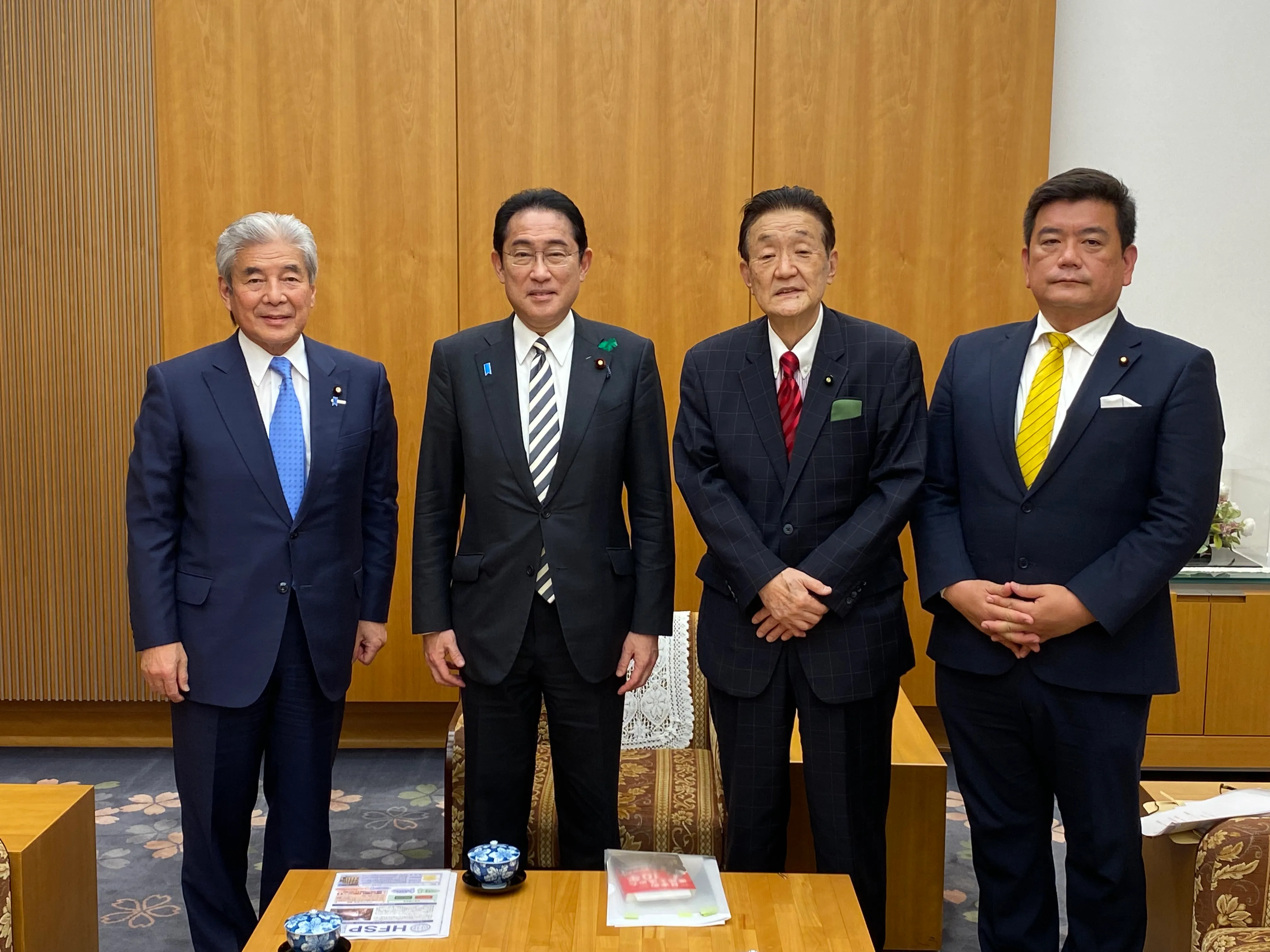 (from left) Former Foreign Minister Nakasone, Prime Minister Kishida, Fujita and MP Moriyama