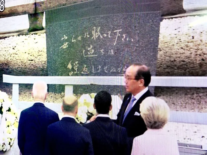 Mayor Kazuo Matsui explaining the inscription to the G7 leaders