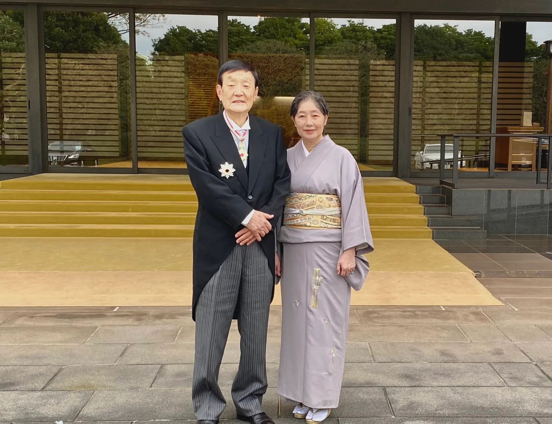 Commemorative photo after receiving the Order of the Rising Sun
